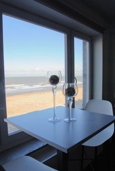 Modern Appartement Op De Zeedijk Met 2 Slaapkamers Te Oostende Kültér fotó